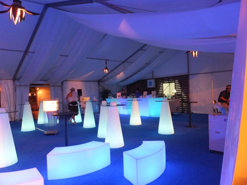 いすとテーブル台が光る。