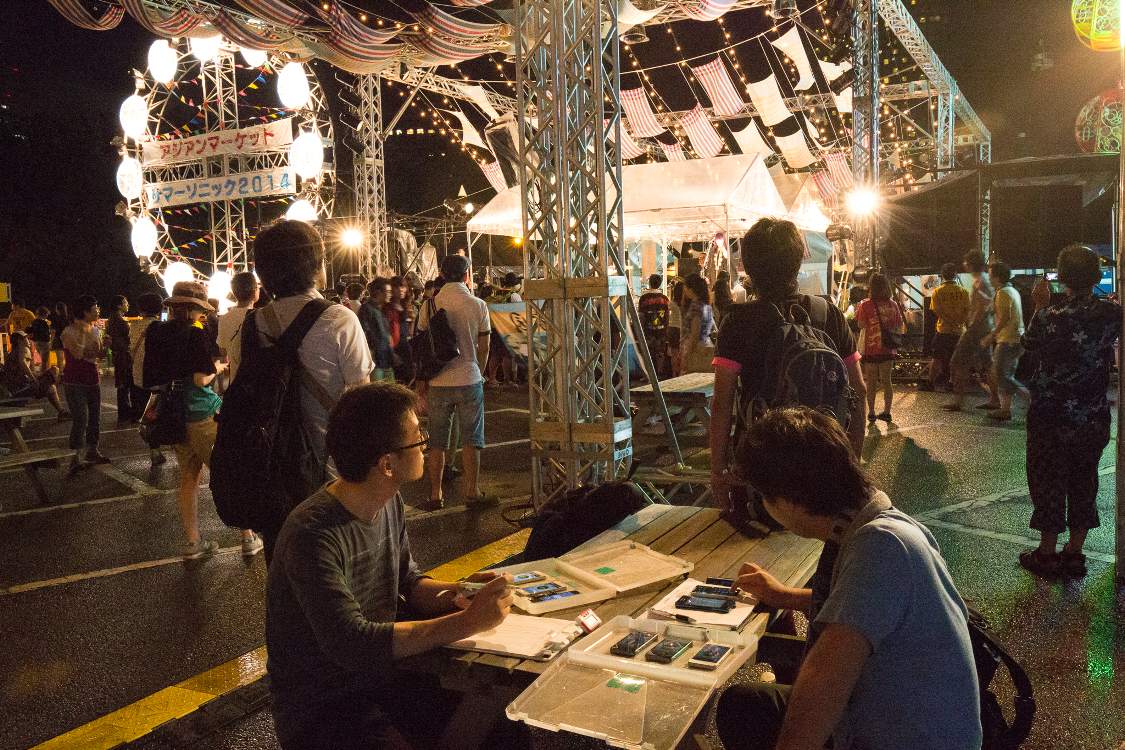 スマートフォンの接続を調査しているとみられる人。