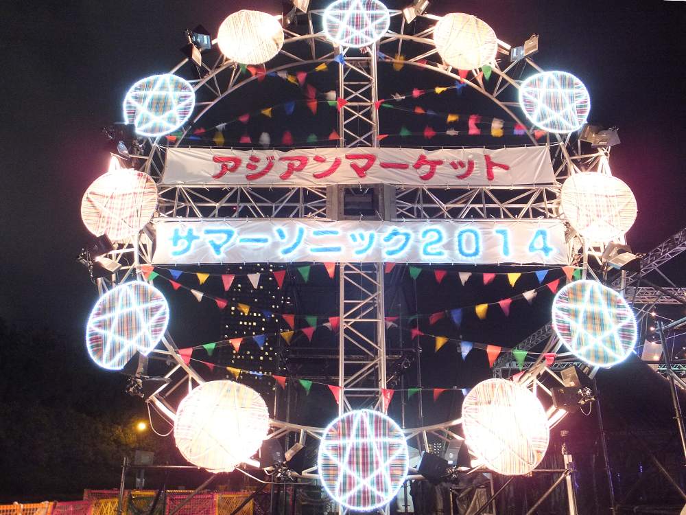 左側の観覧車は回らない。