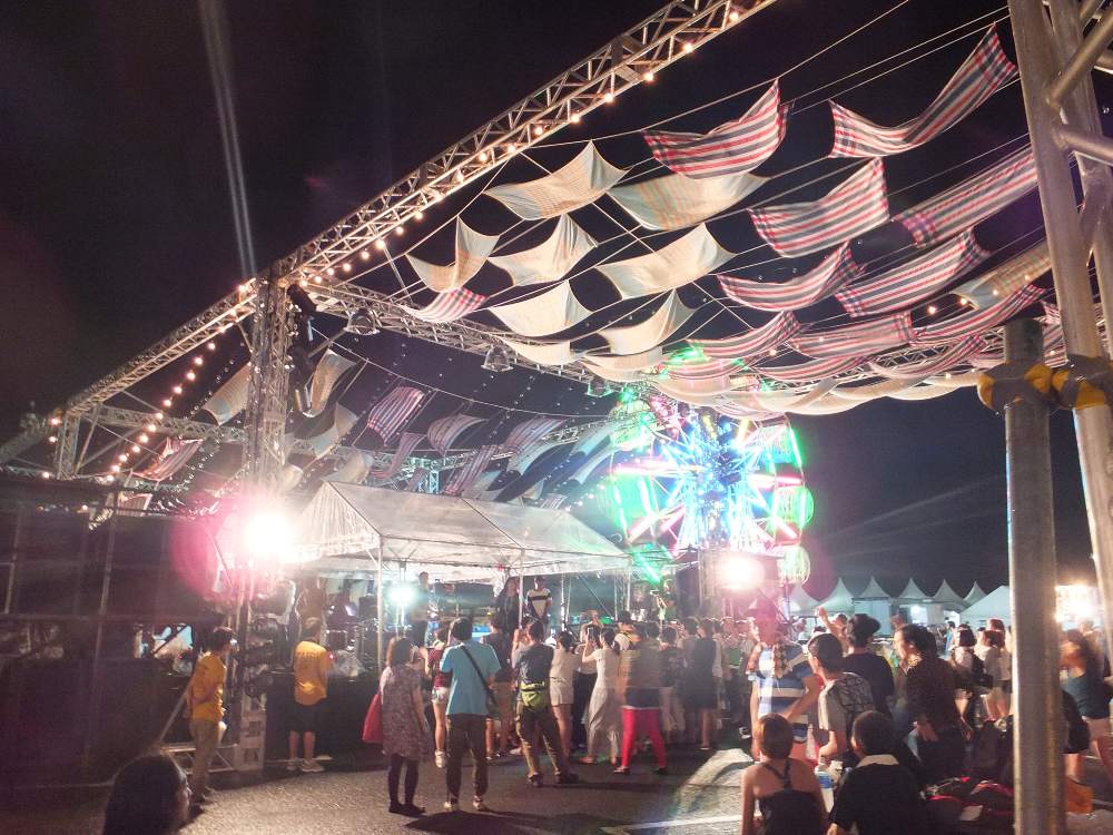 ステージ自体はテントでできている。