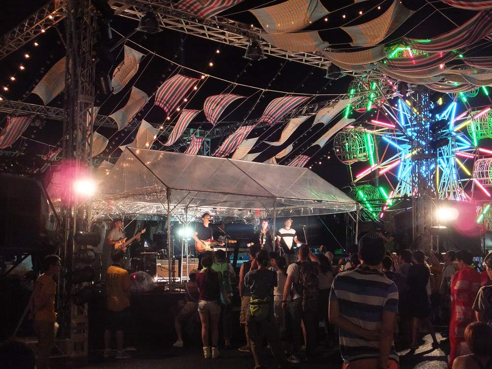 テントは簡易だ。