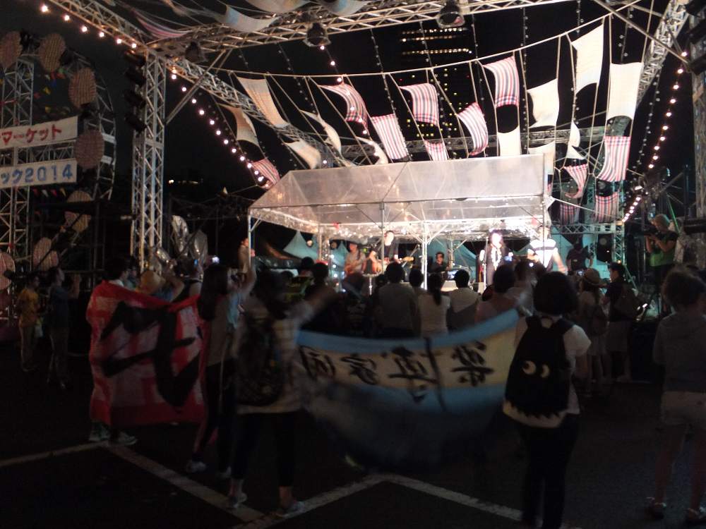 中国のアーティストなので中国語の横断幕が見える。