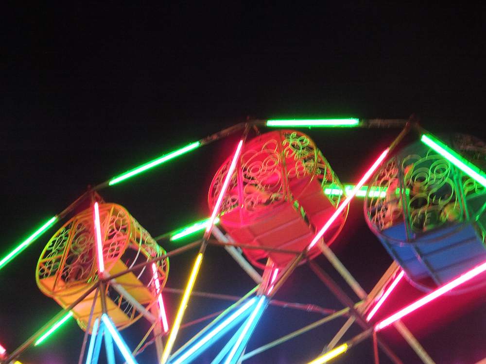 観覧車には人が乗れる。