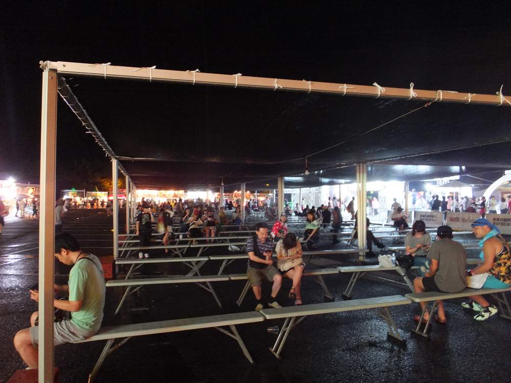 日よけ付きベンチ。