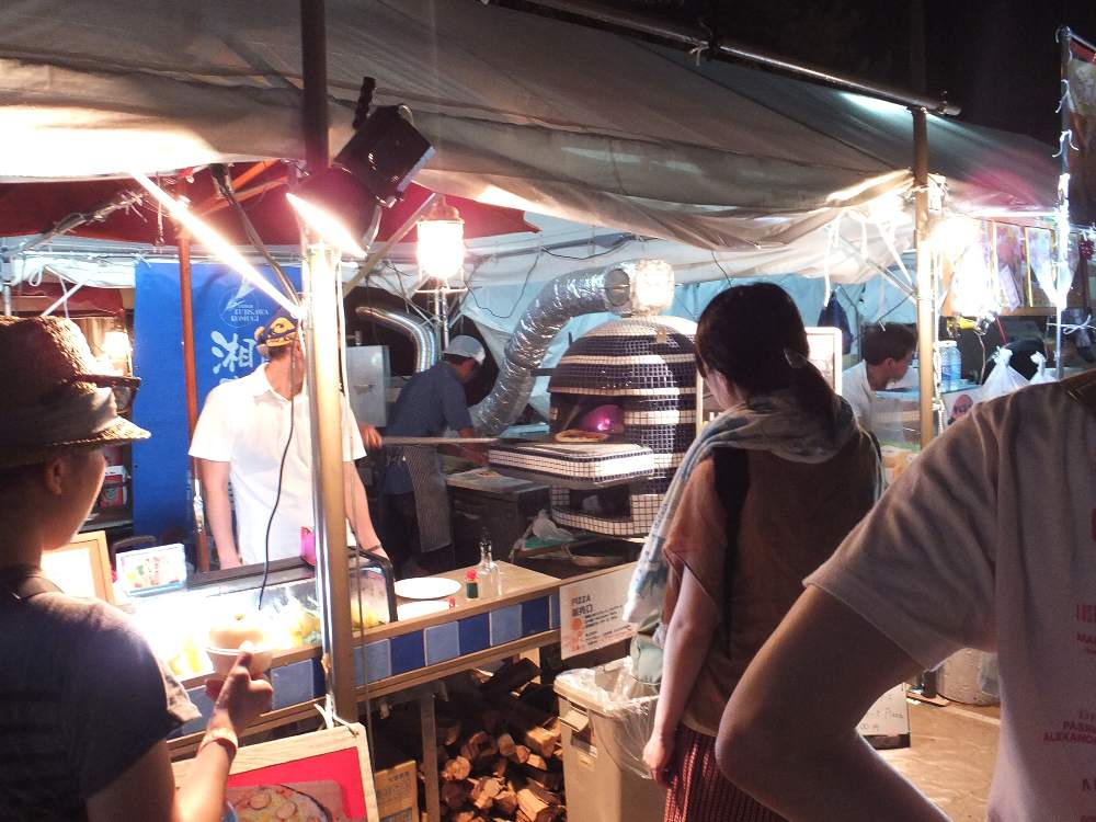 ピザ店は窯を持ち込み。