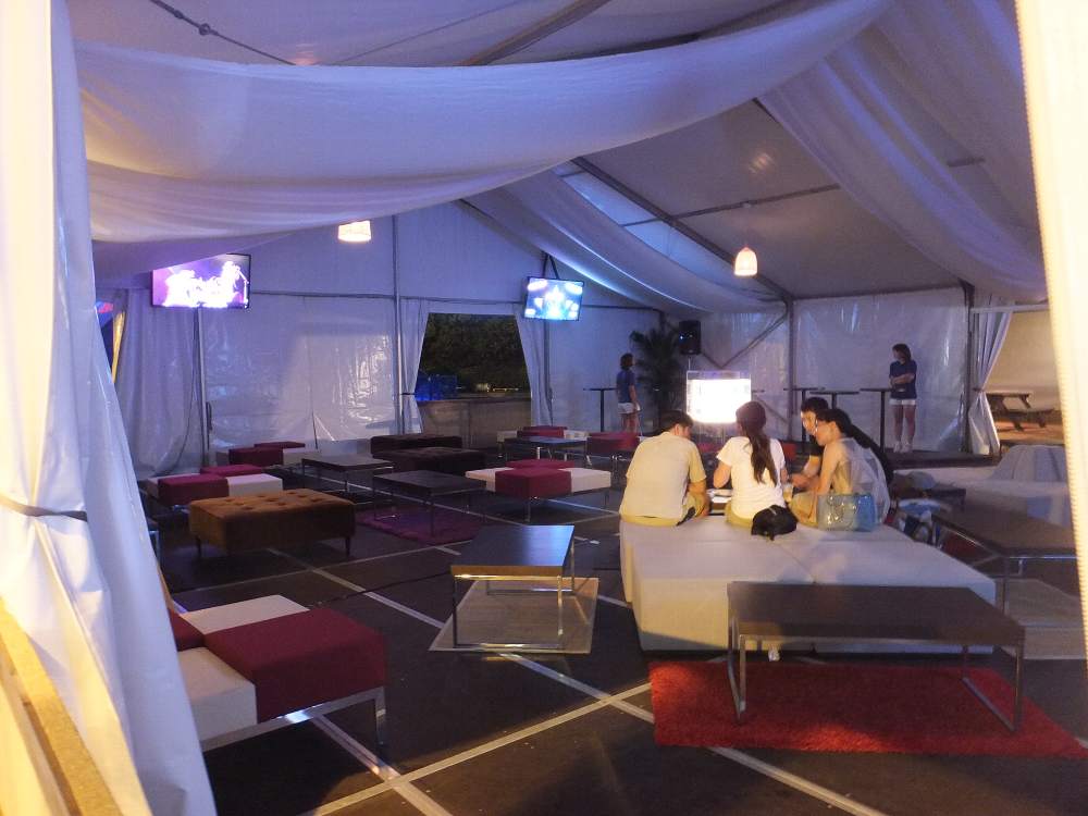 ソファもある。ライブの中継がテレビで見られるようだ。