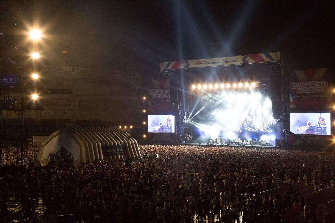 背景に映像を使わないのはアーティストの意向だろう。映像を使わずにライブをやっても客が来るような若いアーティストはほとんどないという自信が見える。