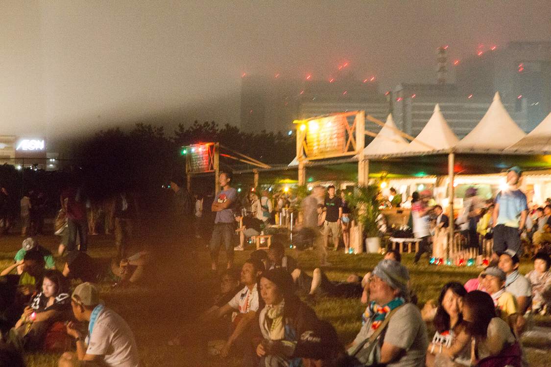 ガーデンステージの後方、美浜茶房。