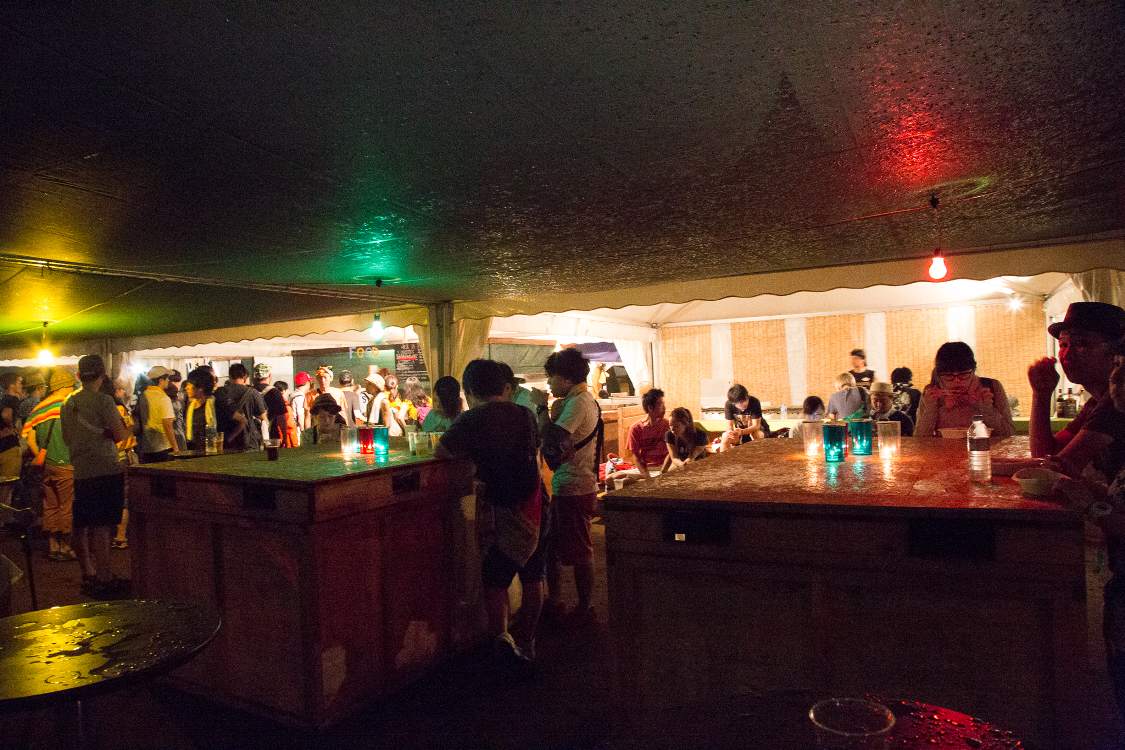 上は日よけなので雨はそのまま落ちてくる。