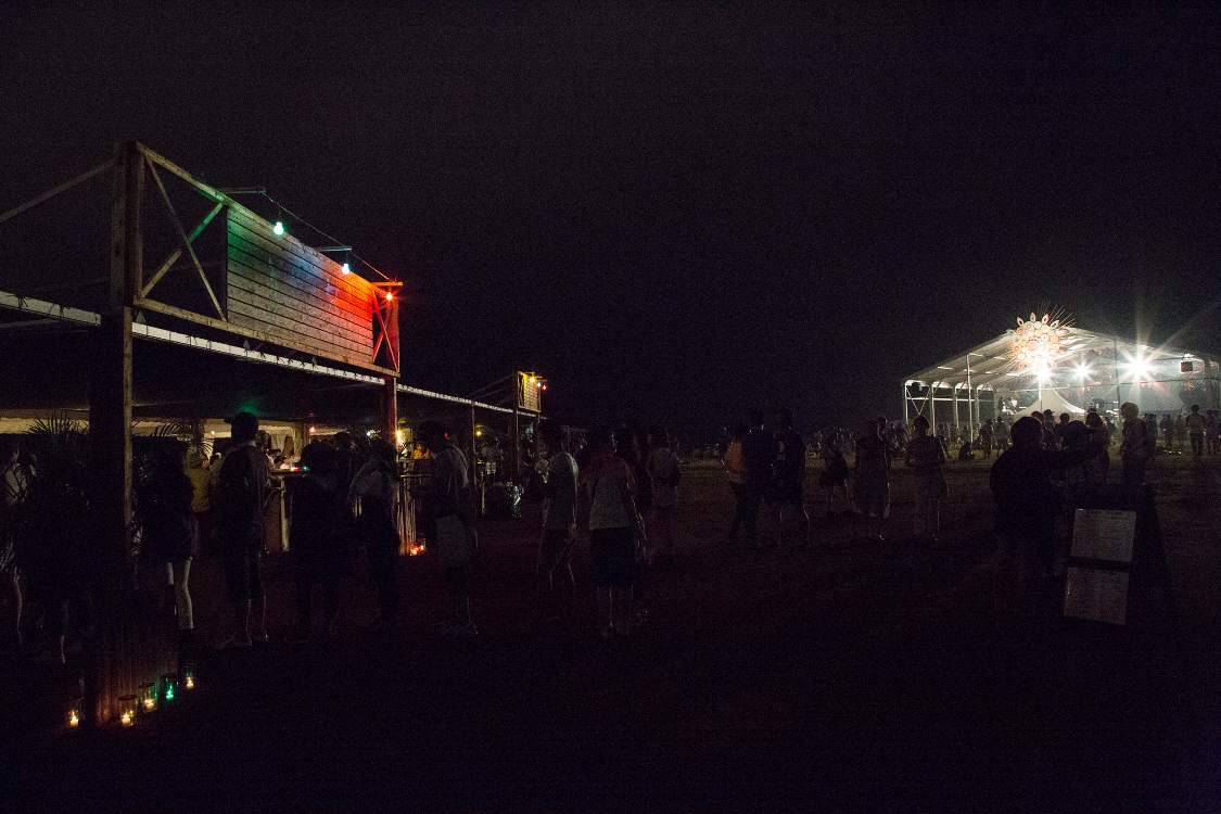 ガーデンステージを見ながら飲むというのは無理な位置になっている。