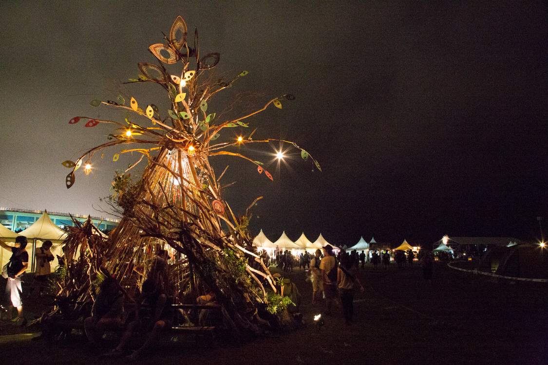 中に人が入れるようになっている。