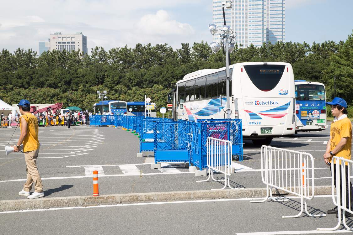 シャトルバスの乗り場は例年ほぼ同じ場所にある。