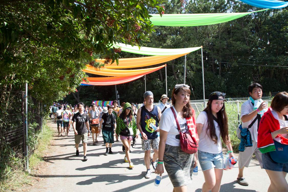 途中までは退場する人と対向する。