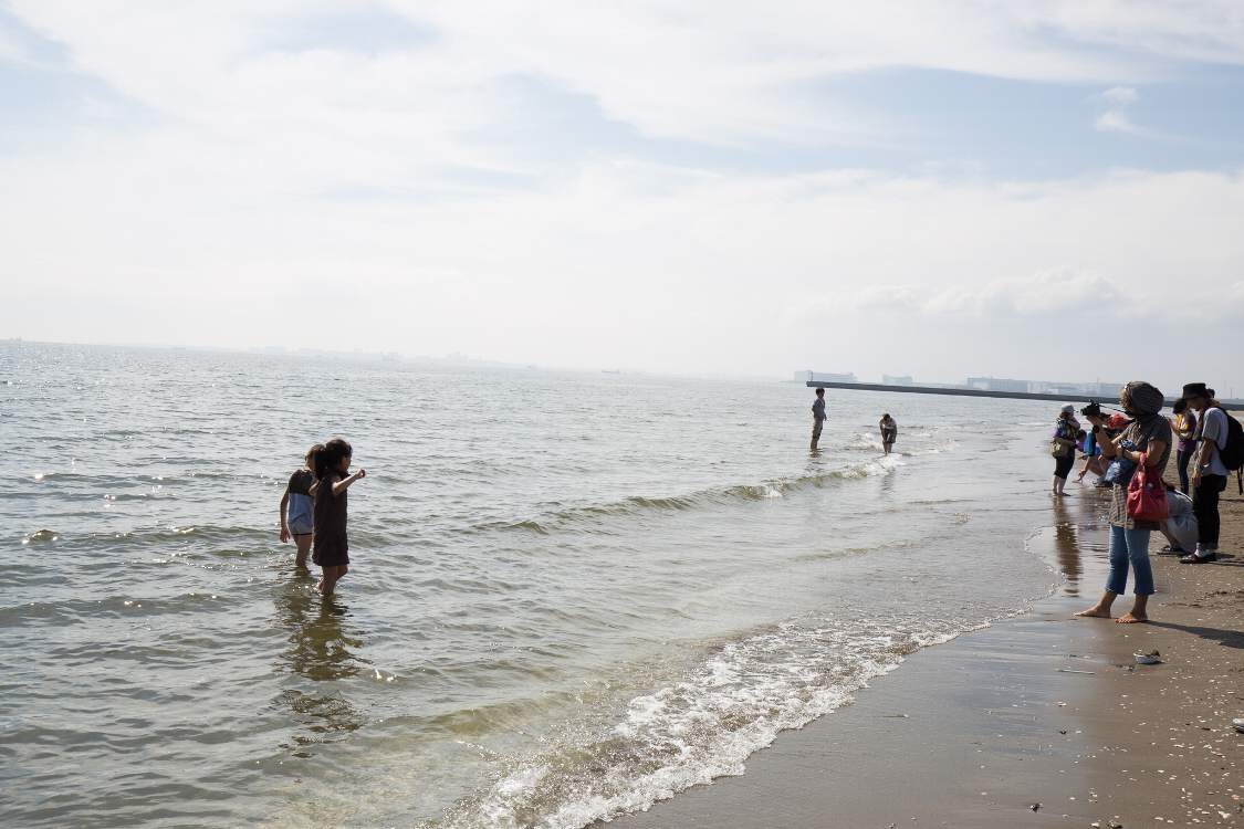 全身で泳ぐのは外国人が多い。東洋人はひざまで。