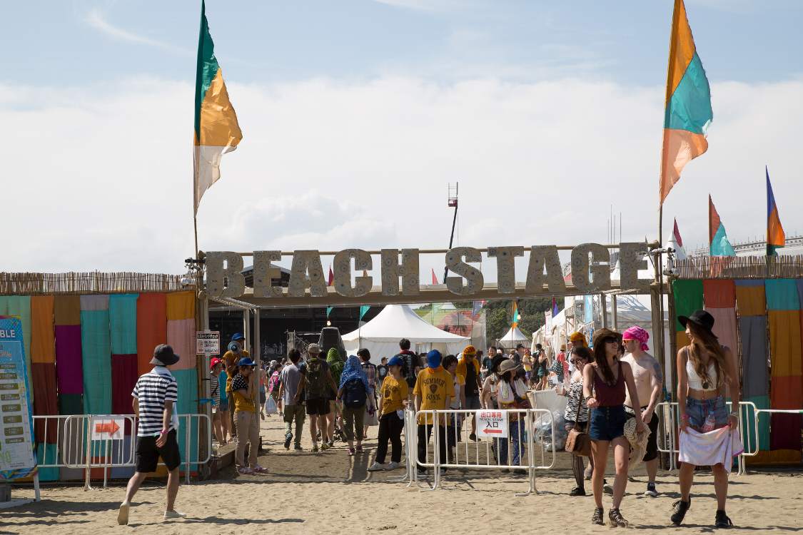 ステージの入り口。リストバンドチェックがある。