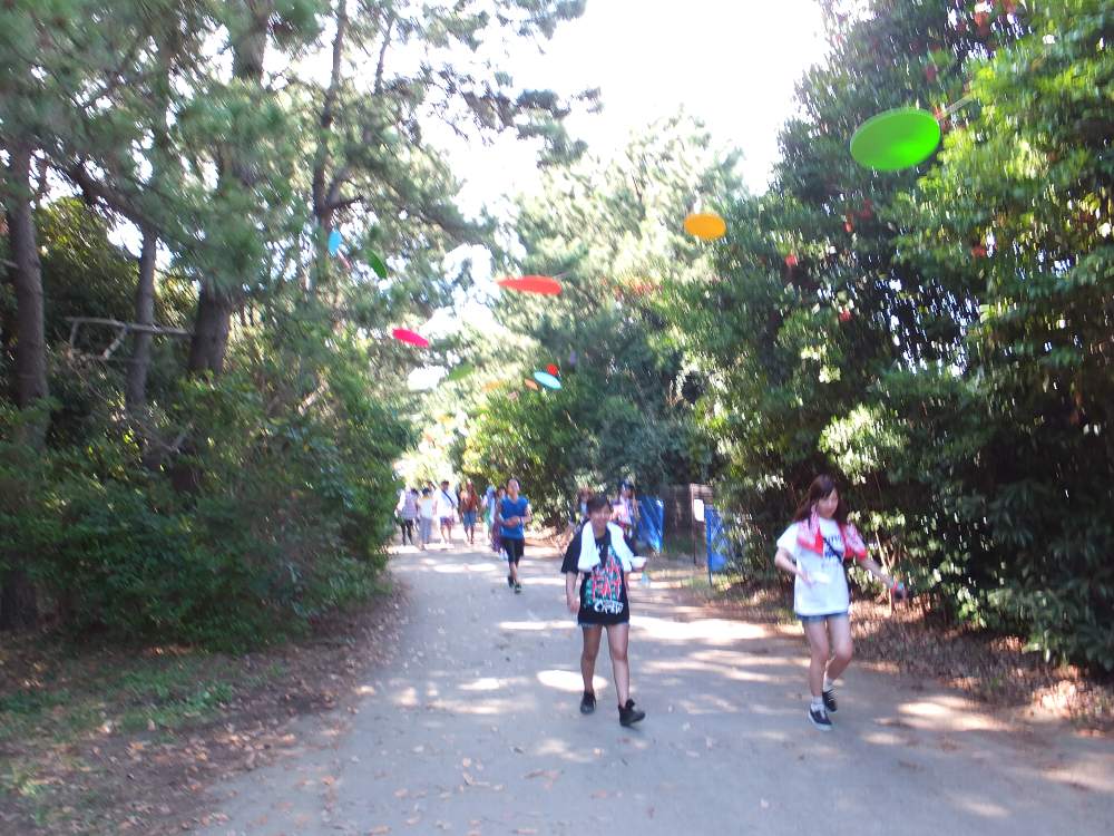 入場する人と対向。