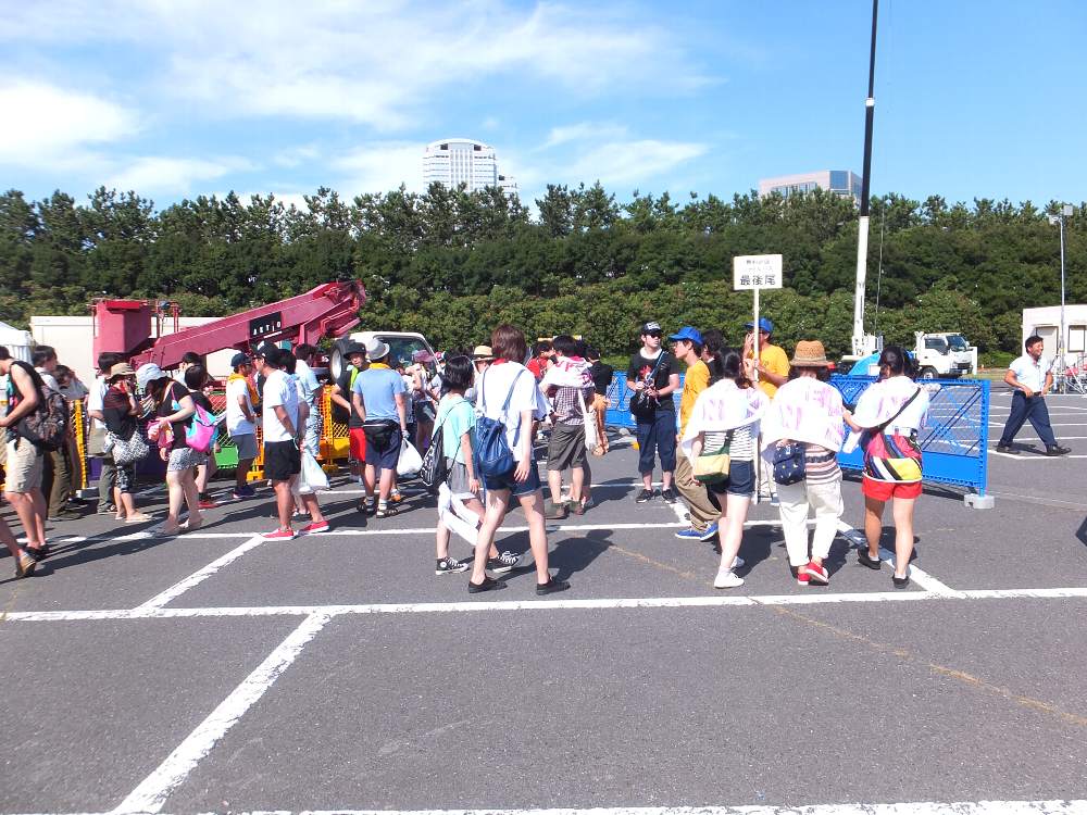 バス待ちの行列の場所は年によって変わる。