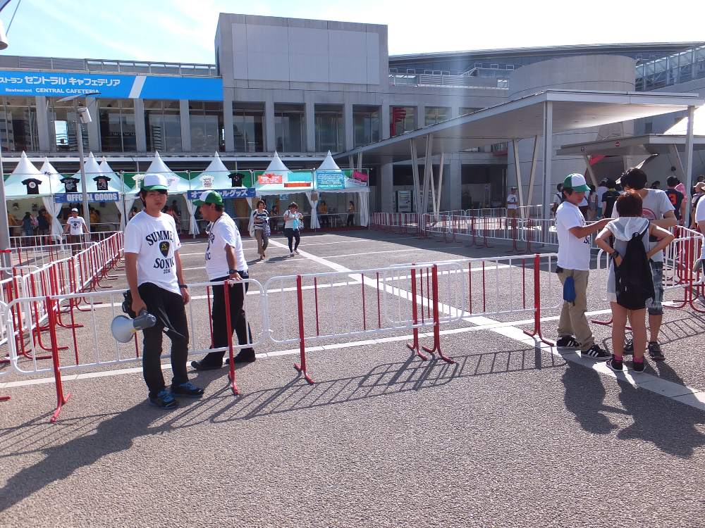 人が少ないころのグッズ売り場。