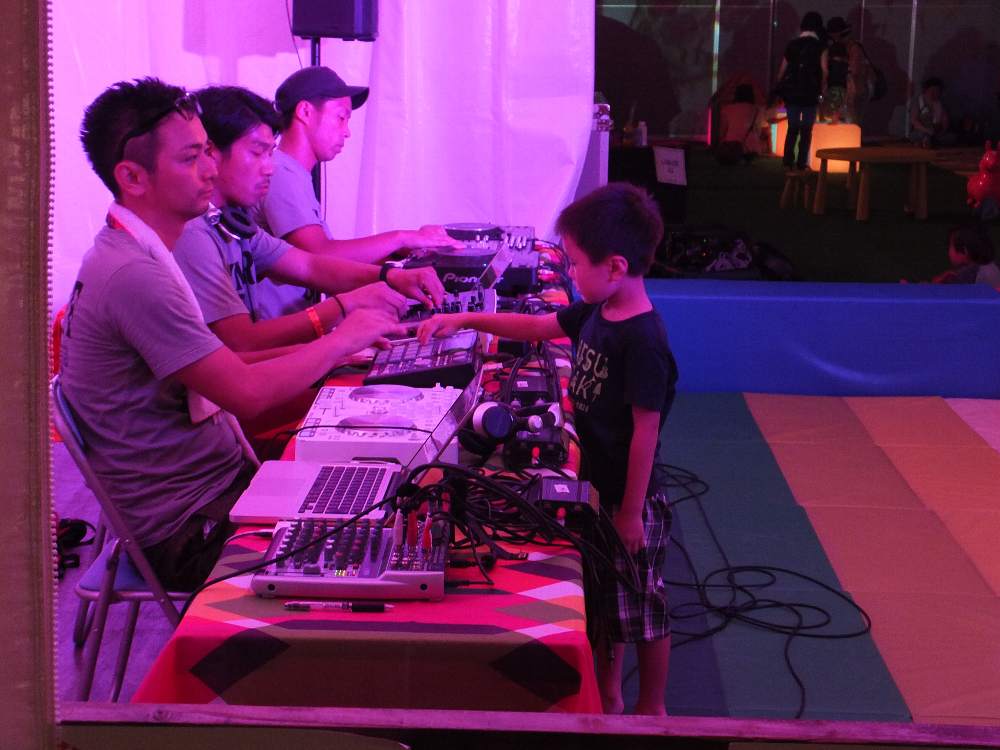 子どもが操作してもそのままDJプレイは続く。
