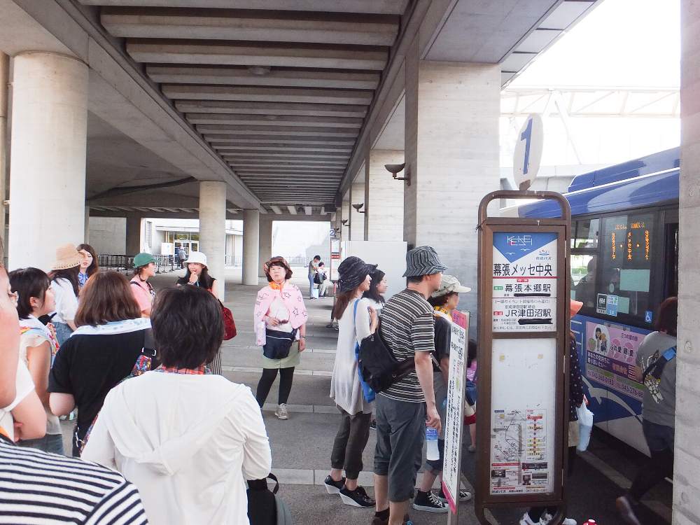 幕張メッセの乗車の列。