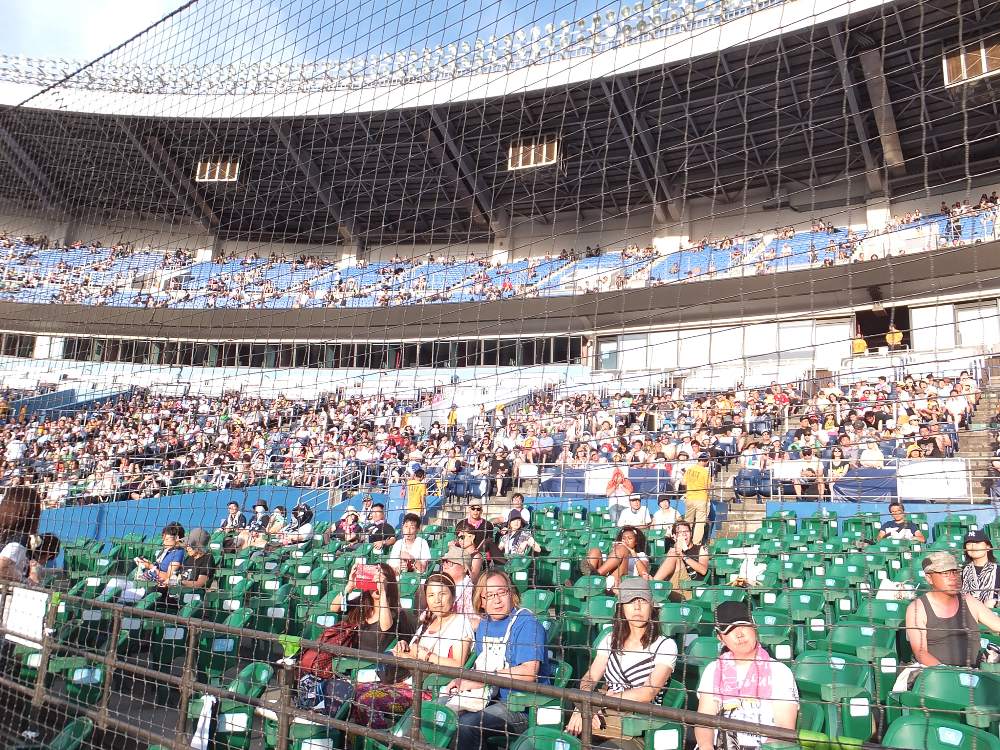 アリーナの通路から見えるスタンド席。