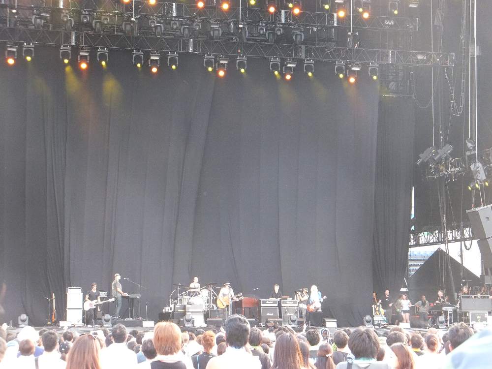 背景に何もないシンプルなセット。