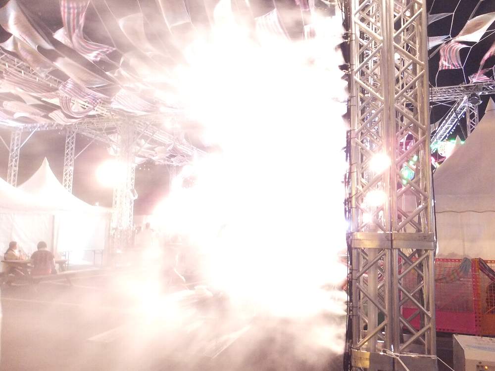 霧に光が当たったところ。