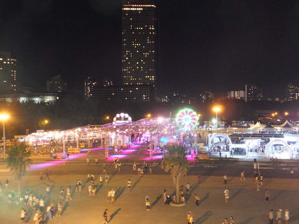 マリンステージからアイランドステージ方面を望む。