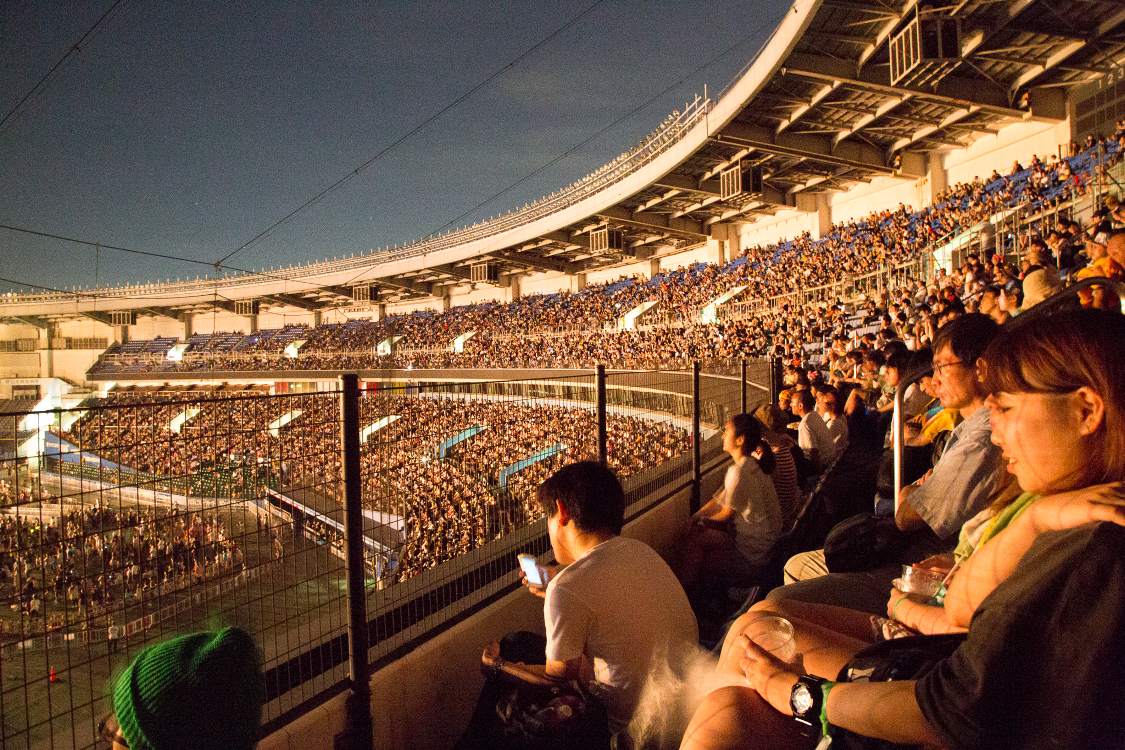 日曜の午後7時30分ごろ。クイーンの開演前。