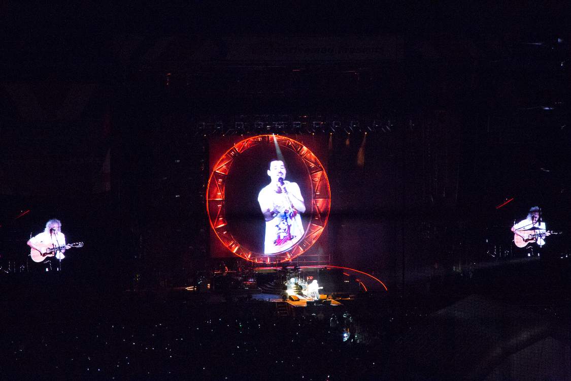 ブライアン・メイの演奏中、フレディー・マーキュリーの映像を挿入。