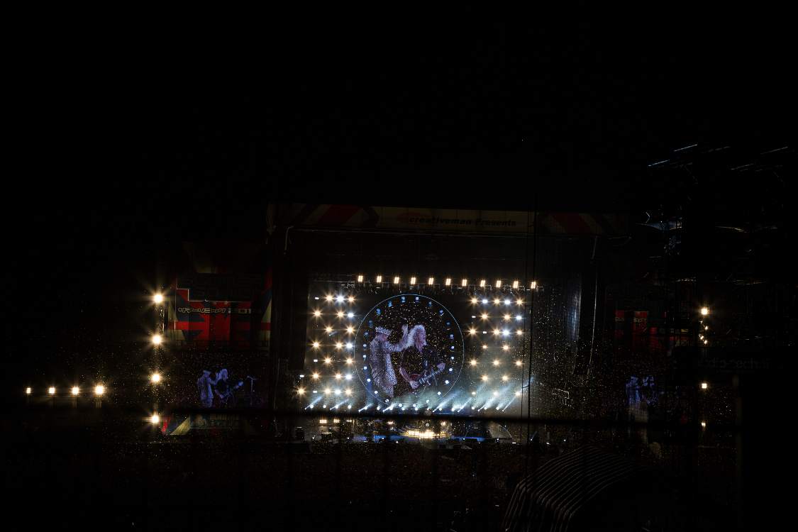 最後は紙吹雪が舞う。