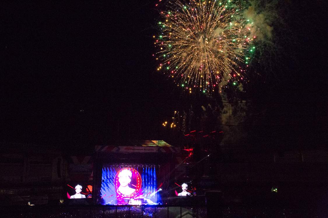 クイーンのアダム・ランバートが映った状態で花火が上がる。