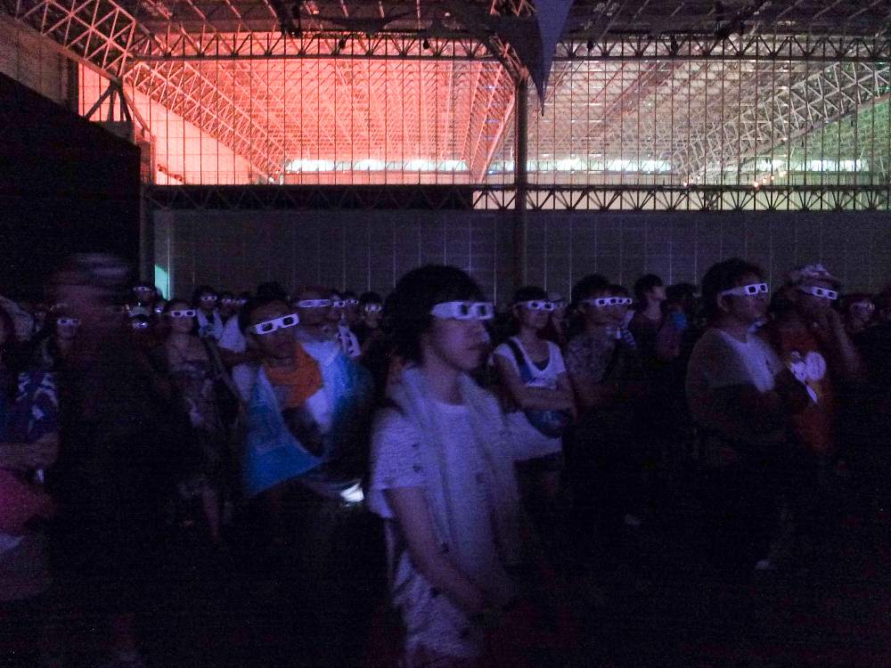 クラフトワークの3D眼鏡で見る人。