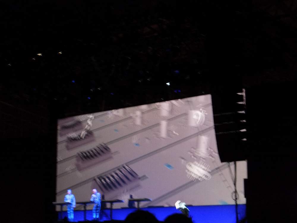 「ミュージック・ノンストップ」で1人ずつステージを降りていく。