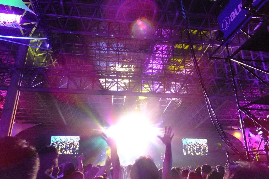 クリスタルマウンテンの最初の出演者はPerfume。長めのMCがあり、トラブルが発生して間を持たせているのかと感じるところがあった。