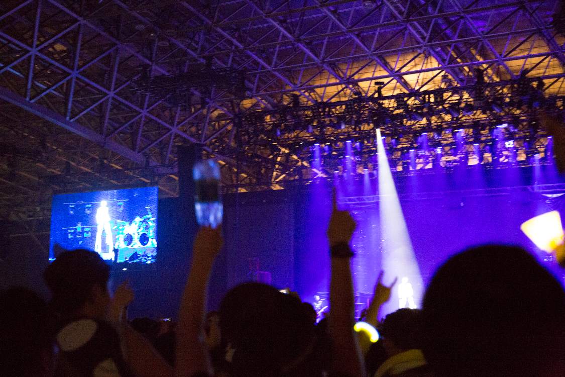 竹馬に乗るマリリン・マンソン。アーティストとしてのイメージとは違い、ライブは楽しませる。