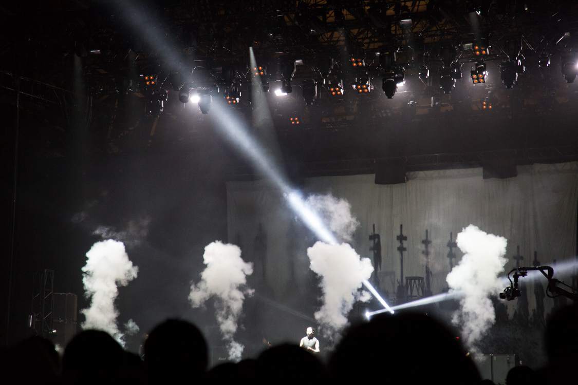 白煙が上がる。野外公演なら火薬を使うところ。