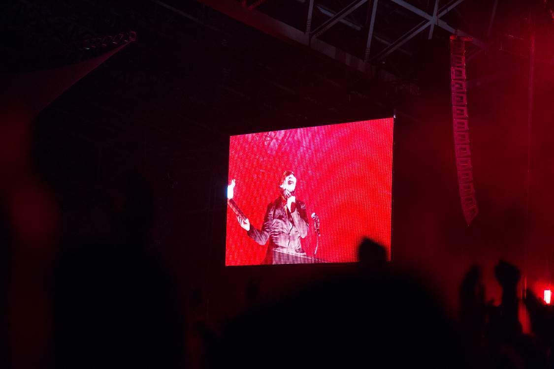 聖書らしき書物を燃やす、ように見える演出。