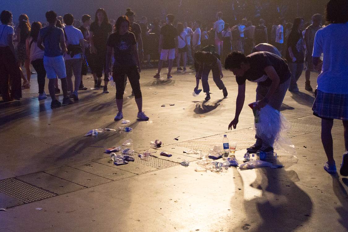 ごみ掃除をする人。