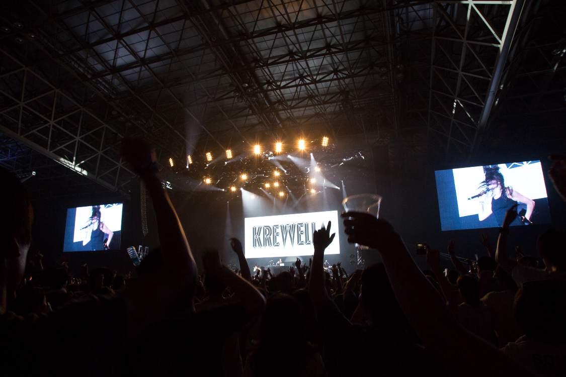 座ったところからジャンプしたところ。スリップノットをはじめ多くのアーティストが取り入れるイベント。