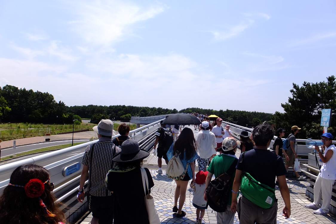 右に降りればマリンステージゲート方面。直進すればマリンスタジアム。