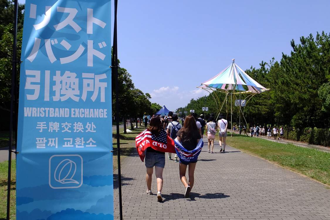 幕張海浜公園橋からリストバンド引換所へ。