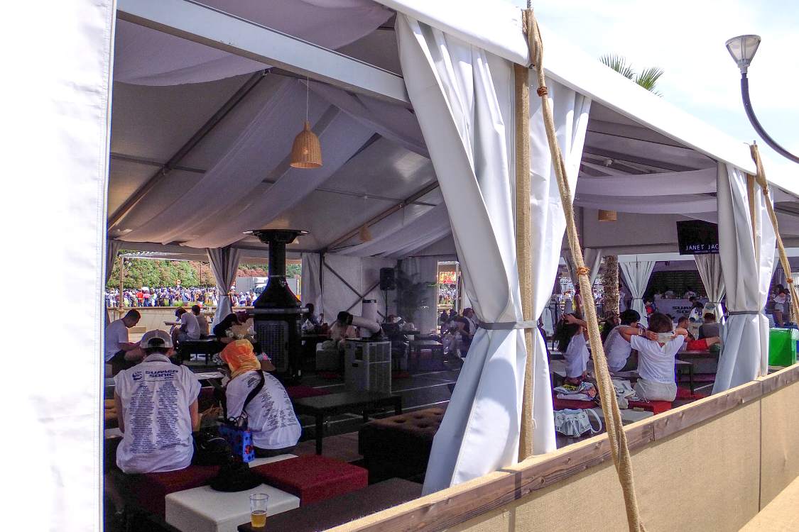 テーブル、いす、送風機がある。