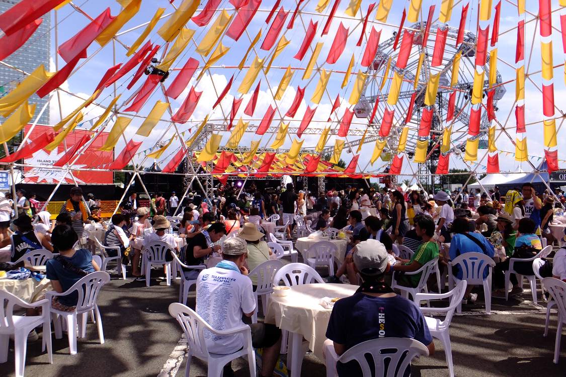 テーブルといすがステージ直前まである。