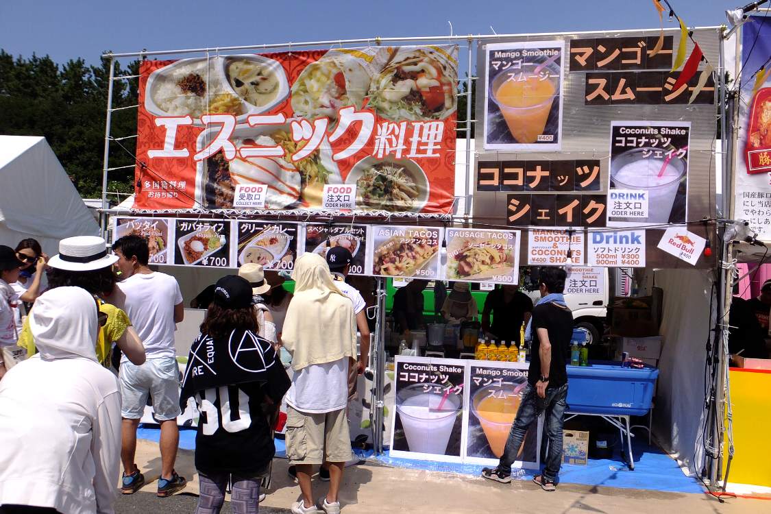 とても包括的な看板だが、アジア系料理の店。