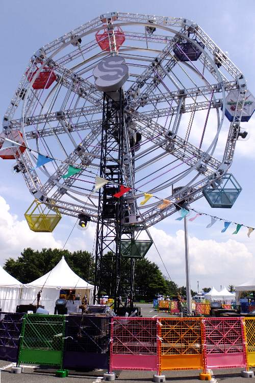 ステージ横の観覧車。今回は人が乗れる観覧車ではなかった。