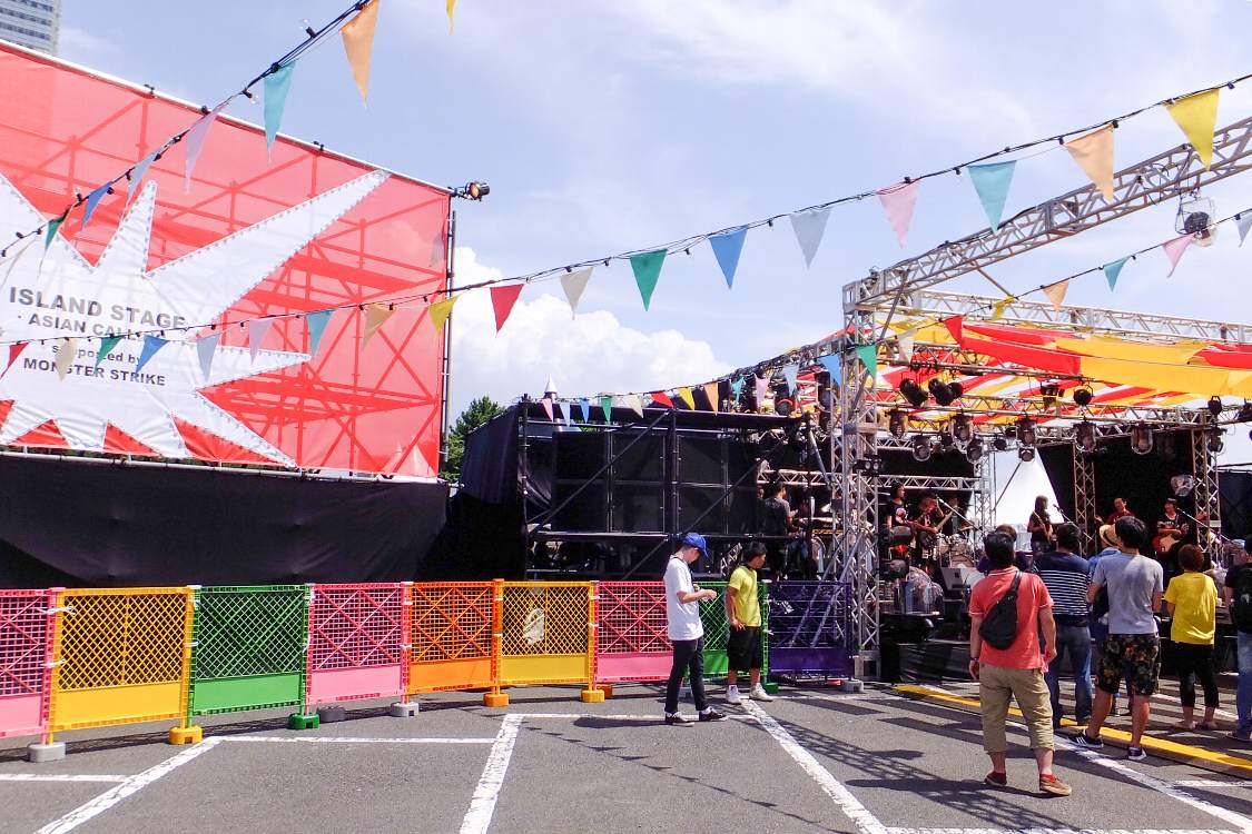 アイランドステージの看板とステージ。