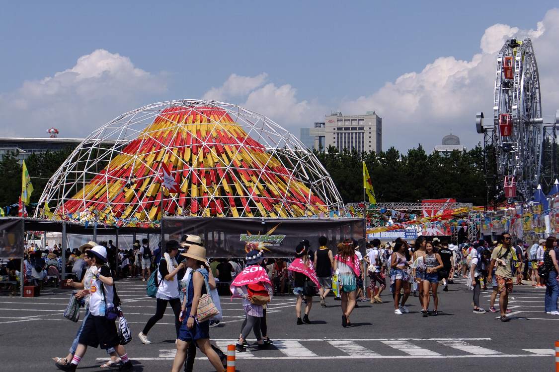 アイランドステージのドームと観覧車を海側から。