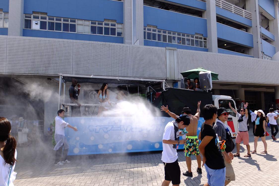 マリンステージ外周で霧を噴射する車。