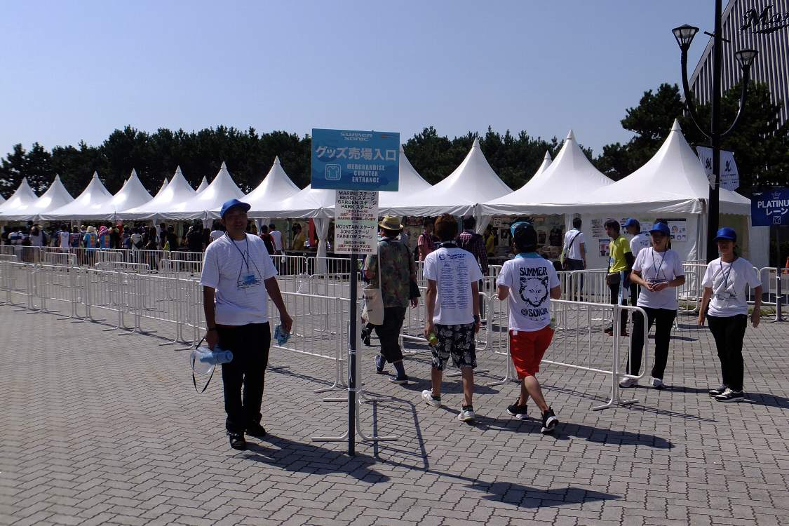 マリンステージ側グッズ売り場。